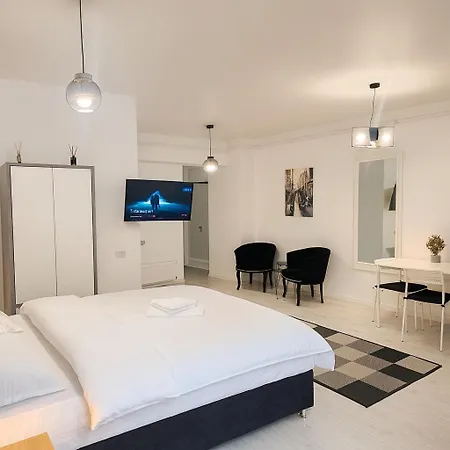 Close To The Cathedral Of The Nation's Salvation - 727 Apartment *